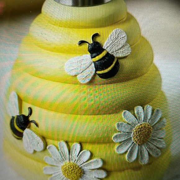 PRICE DROP! Cute Bee Theme Gift Set: Hand towel, soap dispenser & birthday card - Picture 7 of 11